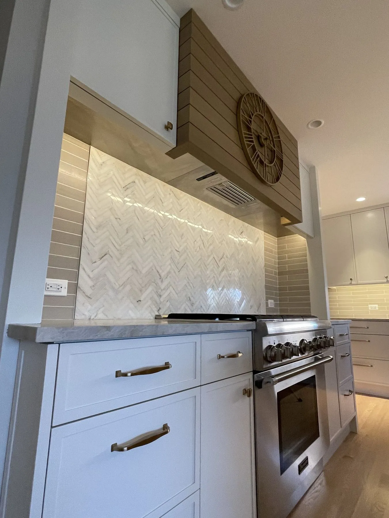 Close view of the plank hood and drawer stack